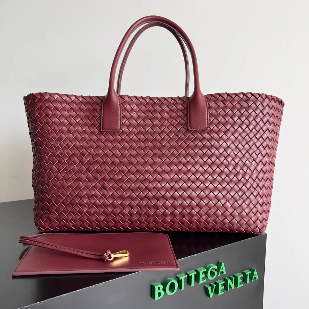 Batch 2860 Classic returns... (large size 51cm) • Cabat, born in 2001, is one of the most iconic styles of the Bottega Veneta workshop. The whole bag is made of top-grade imported lambskin. There is no exposed logo on the whole bag, but with the classic wide woven elements, you can tell who it belongs to at a glance! Can be carried on one shoulder, very practical! Style number: 608811 Size: 51*18*28